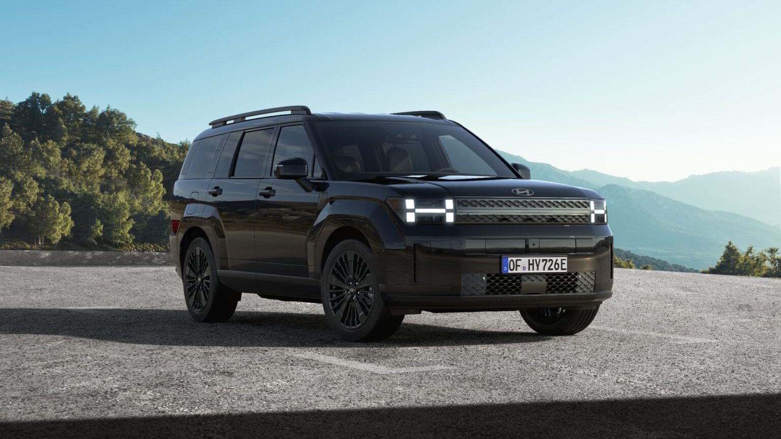 Hyundai SANTA FE steht auf Asphalt.