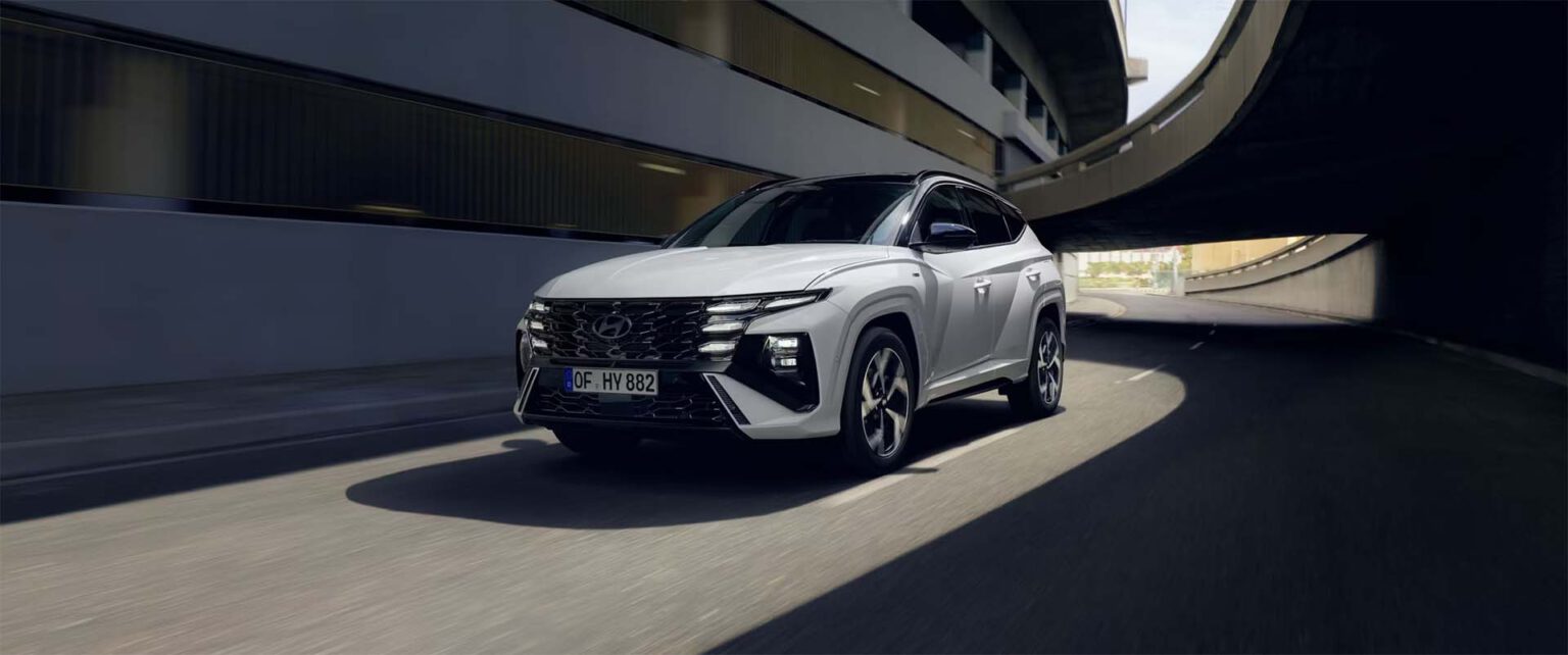 Hyundai TUCSON fährt auf der Straße.