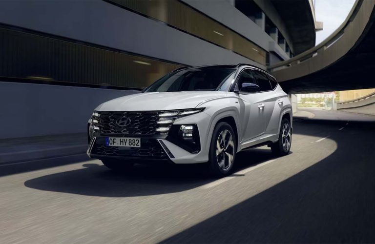 Hyundai TUCSON fährt auf der Straße.